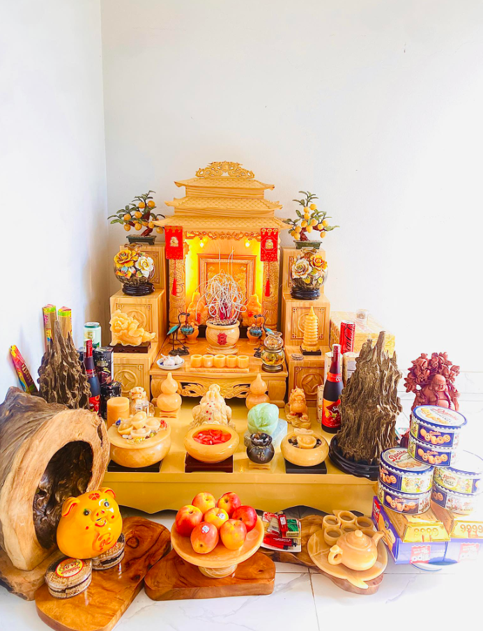 Khu vực trung tâm Ban thờ Thần Tài Thổ Địa giá 300 triệu đồng